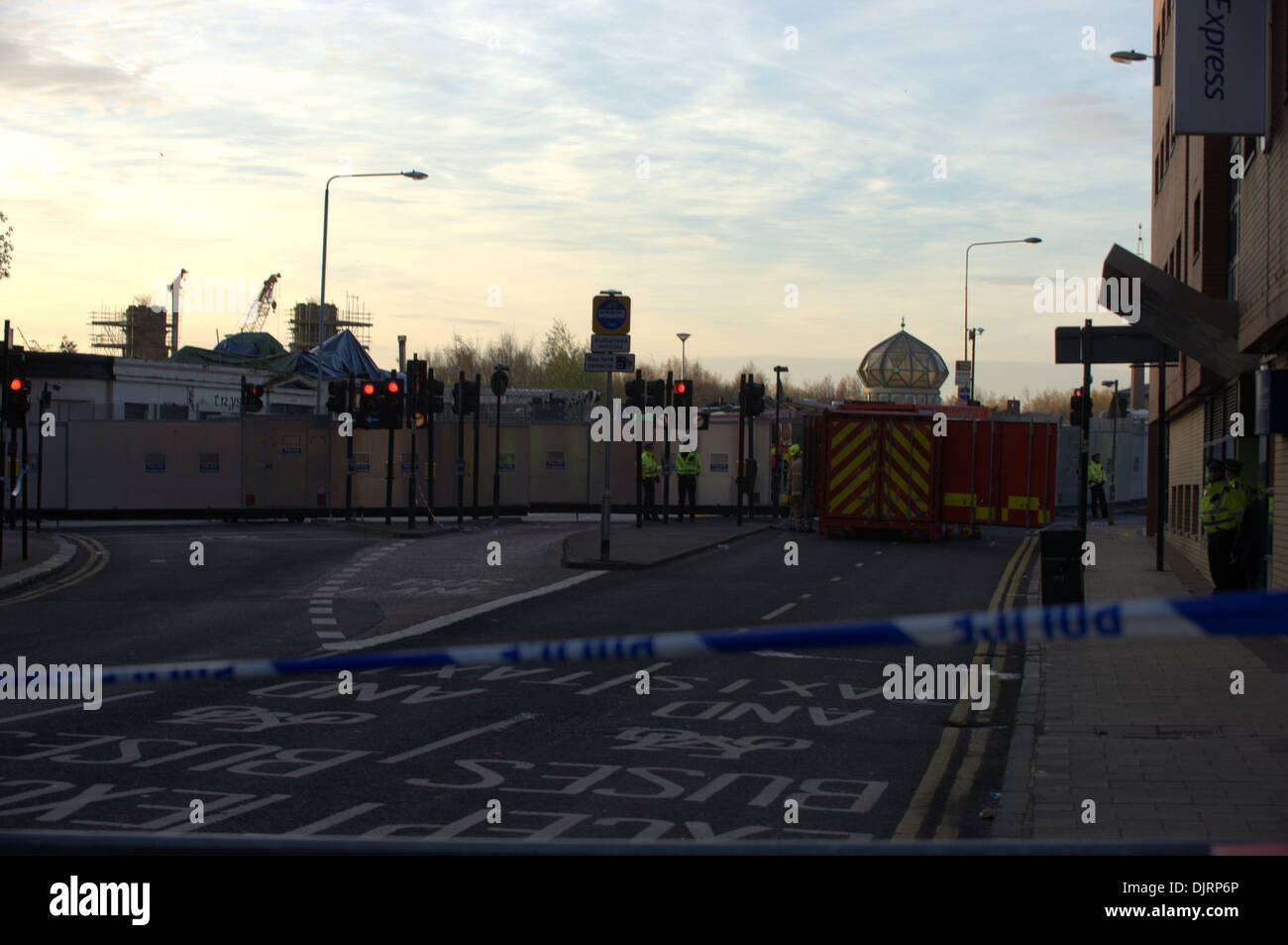 Glasgow, Scotland, Regno Unito. Il 30 novembre 2013. La polizia e i servizi di soccorso presso il Bar Clutha, Stockwell Street, Glasgow, come recupero opertation contiues a seguito di un elicottero della polizia si è schiantato nel tetto del pub Credito: Tony Clerkson/Alamy Live News Foto Stock