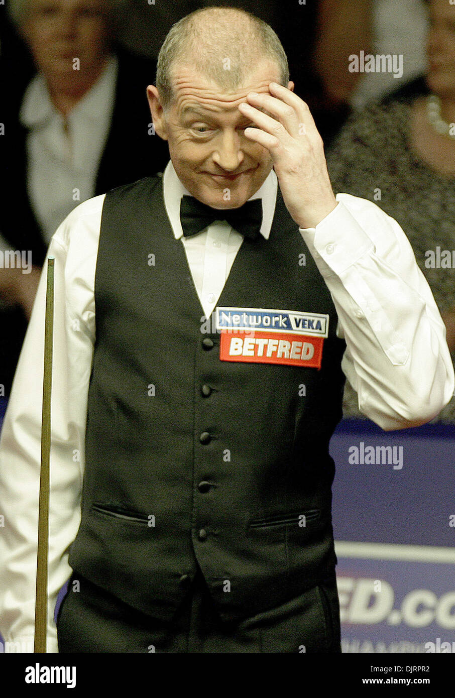 Apr. 19, 2010 - Sheffield, Inghilterra - Sheffield, Inghilterra - aprile 19 : Steve Davis di Inghilterra in azione nei confronti di Mark re d'Inghilterra, nel corso del primo round della Betfred World Snooker Championships al Crucible Theatre di Sheffield, in Inghilterra. (Credito Immagine: © Michael Cullen/Southcreek globale/ZUMApress.com) Foto Stock