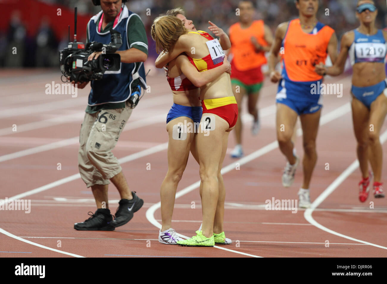 Elena Pautova della Russia vincere l'oro, Elena Congost della Spagna in 2womens 1500m - T12 di Londra del 2012 Giochi Paralimpici. Foto Stock
