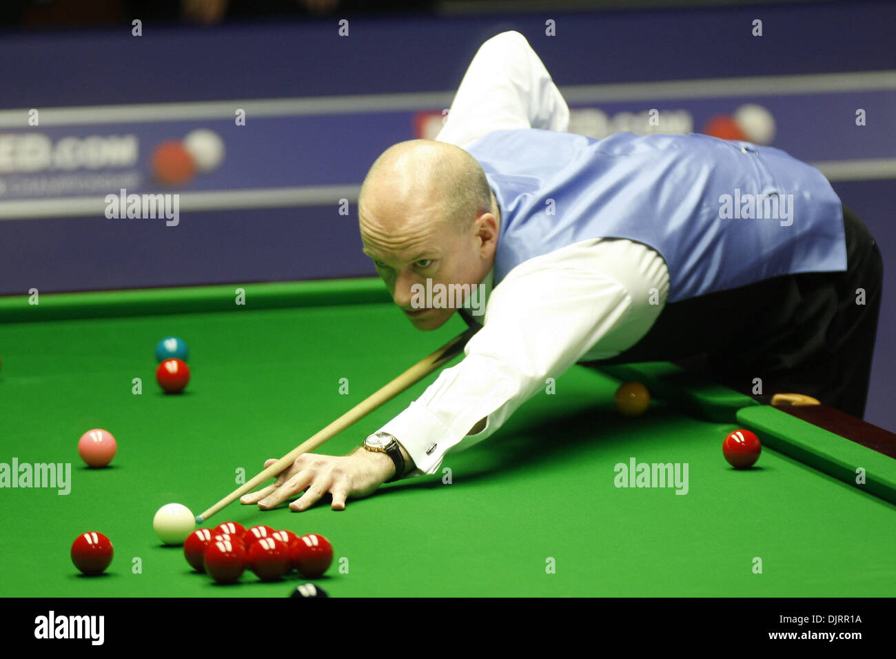 Apr. 20, 2010 - Sheffield, Inghilterra - Sheffield, Inghilterra - 20 aprile : Peter Ebdon dell'Inghilterra in azione contro Graeme Dott della Scozia, durante il primo round del Betfred World Snooker Championships al Crucible Theatre di Sheffield, in Inghilterra. (Credito Immagine: © Michael Cullen/Southcreek globale/ZUMApress.com) Foto Stock