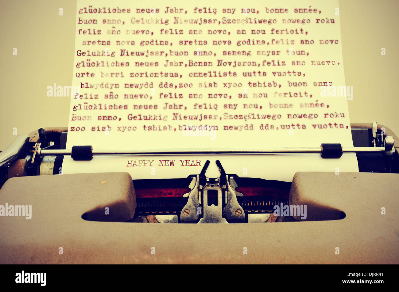 Felice anno nuovo scritto in diverse lingue con una vecchia macchina da scrivere, con un effetto retrò Foto Stock