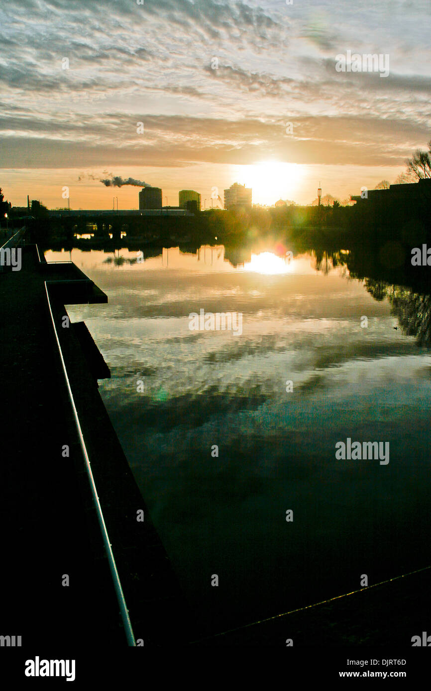 Glasgow, Scotland, Regno Unito. Il 30 novembre 2013. Alba su un tranquillo Fiume Clyde su Saint Andrew's day. Credito: ALAN OLIVER/Alamy Live News Foto Stock
