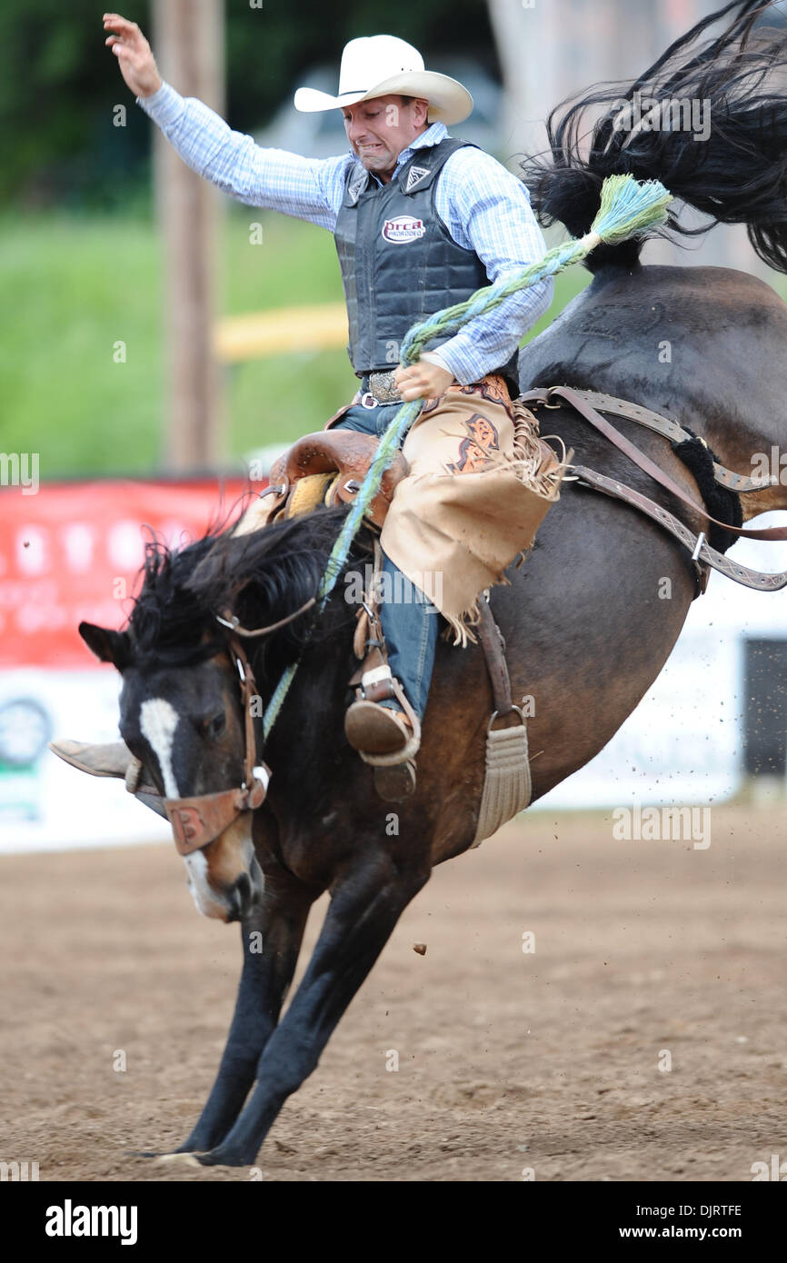 Maggio 09, 2010 - Sonora, California, Stati Uniti - 09 Maggio 2010: Sella pilota bronc Nick Laduke dei Cipressi, TX rides martello Lane alla madre 2010 Lode Round-Up in Sonora, CA. (Credito Immagine: © Matt Cohen/Southcreek globale/ZUMApress.com) Foto Stock