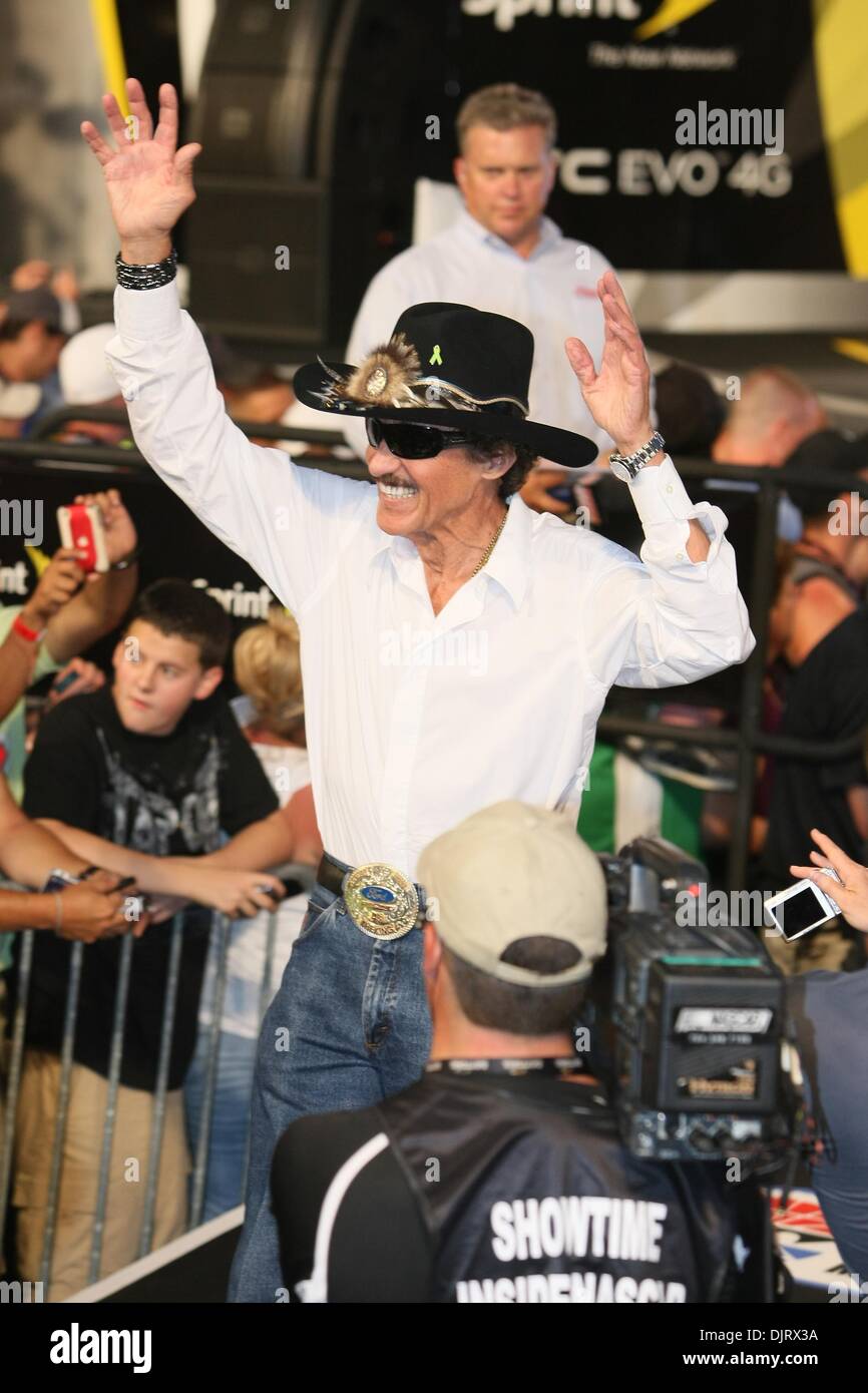 22 maggio 2010 - Charlotte, North Carolina, Stati Uniti d'America - 22 Maggio 2010: Richard Petty onde ai fan come il ritmo onorario auto conducente durante la Sprint Cup tutte le star race a Lowes Motor Speedway di Charlotte, North Carolina. (Credito Immagine: © Jim Dedmon/Southcreek globale/ZUMApress.com) Foto Stock