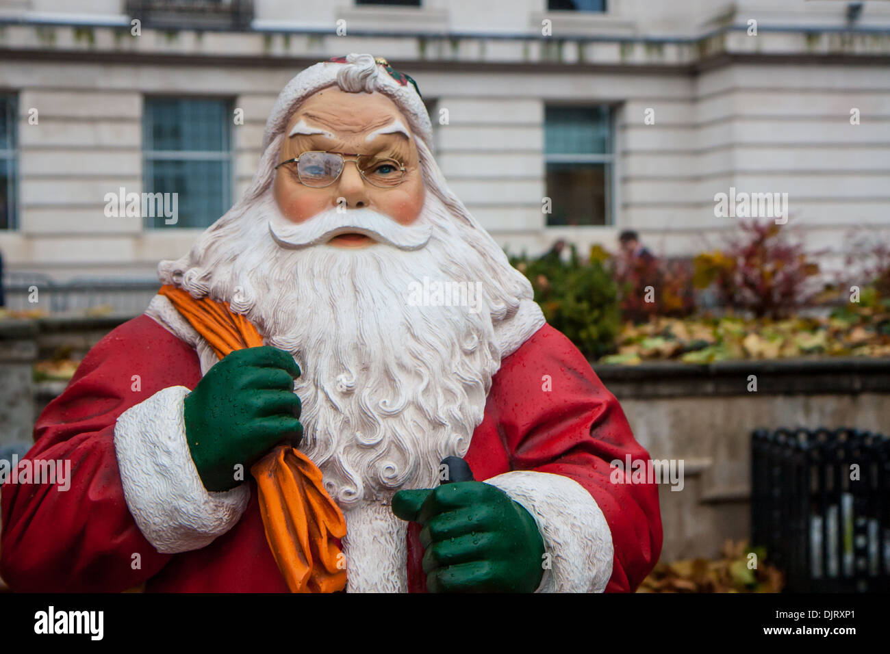 Statua di Santa Claus presso un mercato di Natale Foto Stock