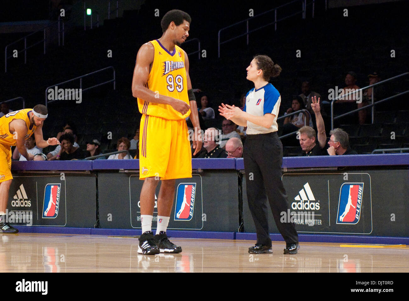 Mar 19, 2010 - Los Angeles, California, Stati Uniti - 19 Marzo 2010: D-parabordi 'Centro Gabriel Hughes (99) Chat con arbitro Cheryl Flores, uno dei pochi arbitri femmina in un maschio americano professional sports league, come lo Utah Flash sconfitto il Los Angeles D-Parafanghi 128-107 a Staples Center a Los Angeles, CA.Credito - Andrew Fielding / Southcreek globale di credito (Immagine: © Foto Stock