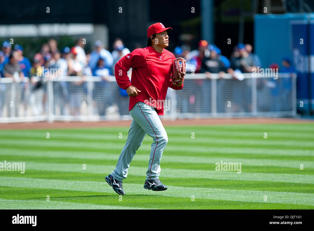 Apr. 03, 2010 - Los Angeles, California, Stati Uniti - 03 Aprile 2010: Angeli' outfielder Hideki Matsui, corre infield prendere Batting Practice dopo shagging palle nel fuori campo lato prima di un match di preseason tra il Los Angeles gli angeli di Anaheim e il Los Angeles Dodgers al Dodger Stadium di Los Angeles, California. .Credito: Andrew Fielding / Southcreek globale di credito (immagine: Foto Stock