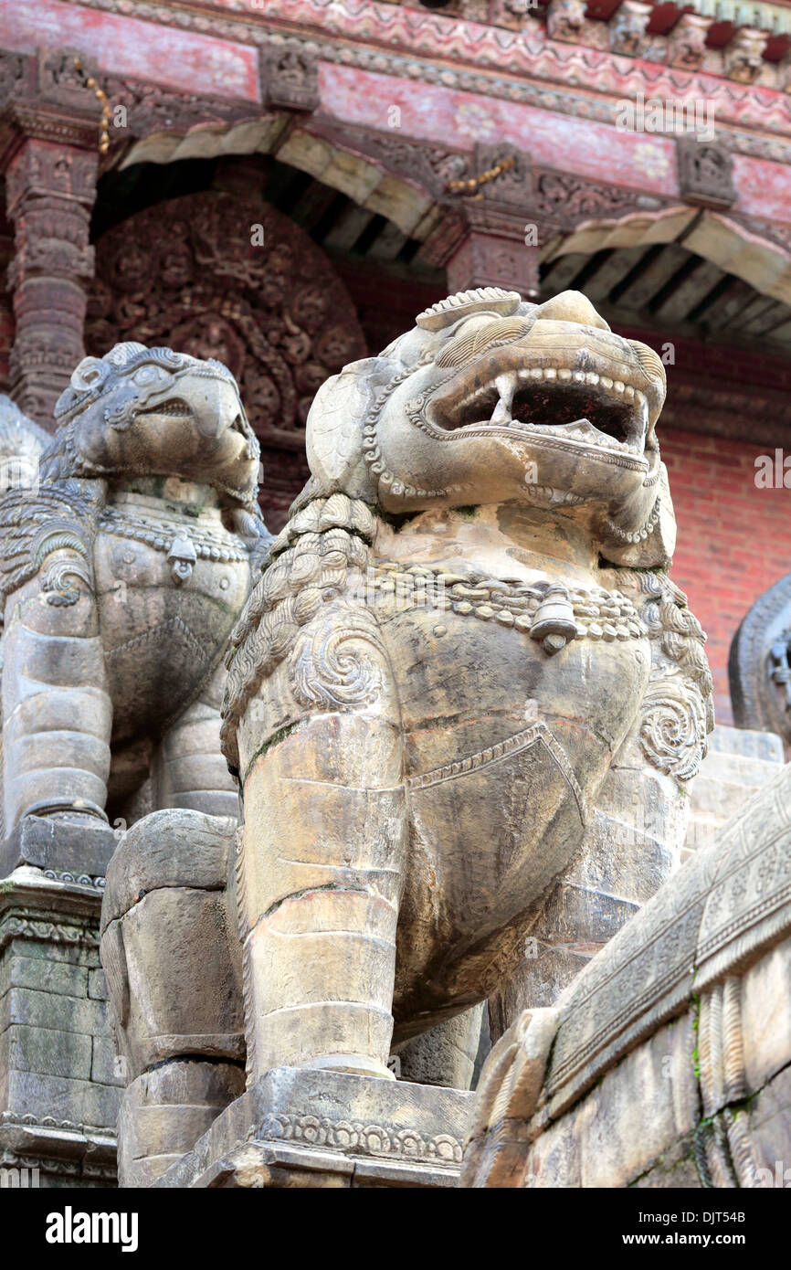 La scultura al tempio Nyatapola (1702), piazza Taumadhi, Bhaktapur, Nepal Foto Stock