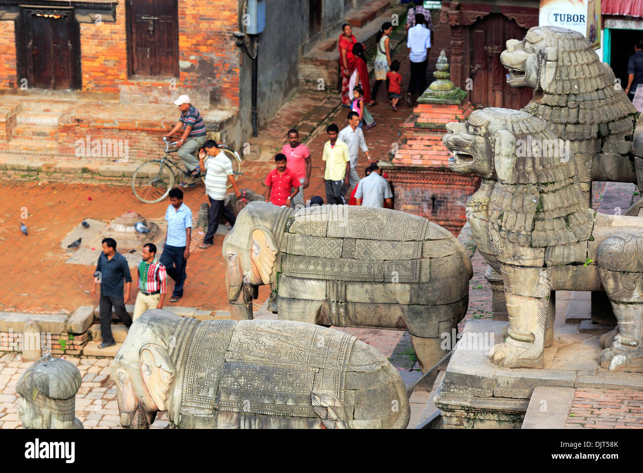 La scultura al tempio Nyatapola (1702), piazza Taumadhi, Bhaktapur, Nepal Foto Stock