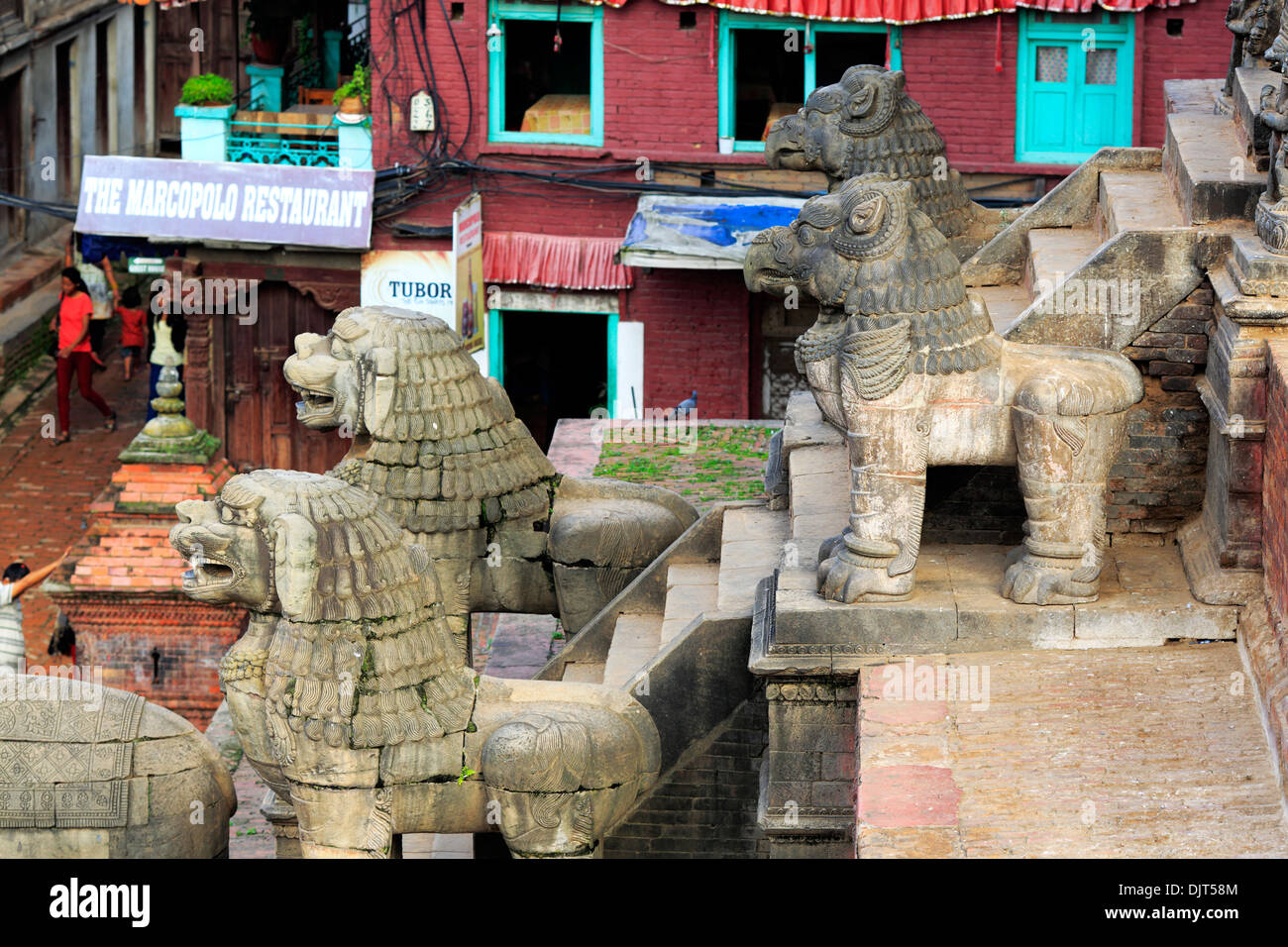 La scultura al tempio Nyatapola (1702), piazza Taumadhi, Bhaktapur, Nepal Foto Stock