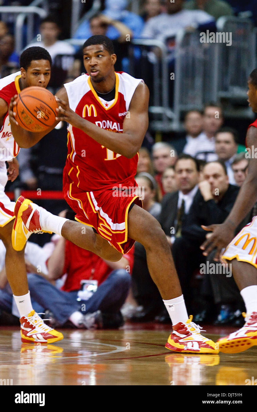 West All-Star avanti Tristan Thompson (12), di Findlay College Prep, NV,  durante l'azione di gioco. Il West All-Stars sconfitto est All-Stars  107-104 alla XXXIII annuale di McDonald's tutte americane di alta scuola