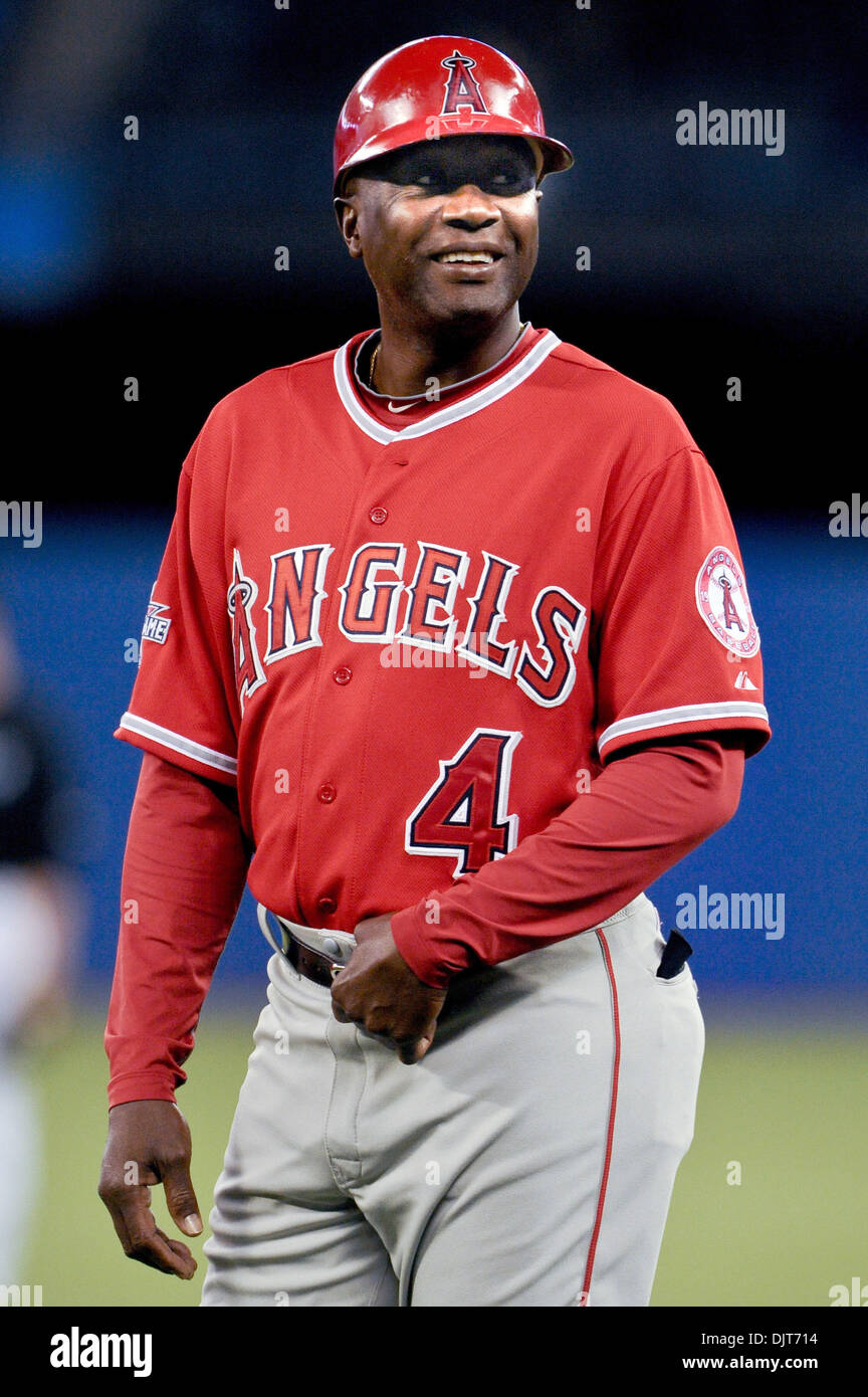 Apr. 18, 2010 - Toronto, Ontario, Canada - 18 Aprile 2010: Los Angeles prima base coach Alfredo Griffin è visto sorridere mentre guardando nella folla. Gli angeli sconfitto il Blue Jays 3-1 presso il Rogers Centre di Toronto, Ontario. (Credito Immagine: © Adrian Gauthier/Southcreek globale/ZUMApress.com) Foto Stock