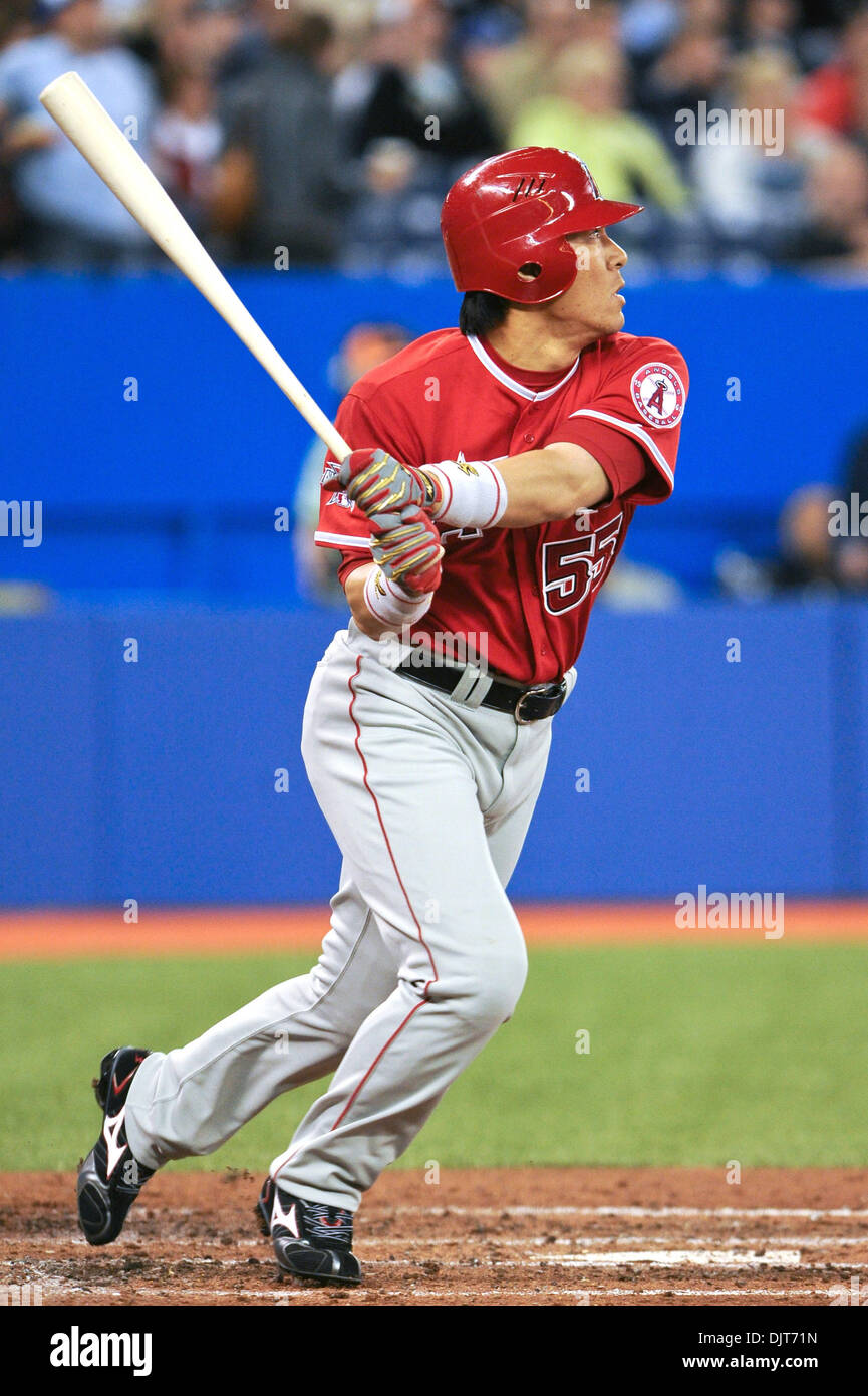 Apr. 18, 2010 - Toronto, Ontario, Canada - 18 Aprile 2010: Los Angeles Angeli sinistra fielder Hideki Matsui (55) è visto guardare la pallina dopo un contatto durante l'azione di gioco contro il Toronto Blue Jays. Gli angeli sconfitto il Blue Jays 3-1 presso il Rogers Centre di Toronto, Ontario. (Credito Immagine: © Adrian Gauthier/Southcreek globale/ZUMApress.com) Foto Stock