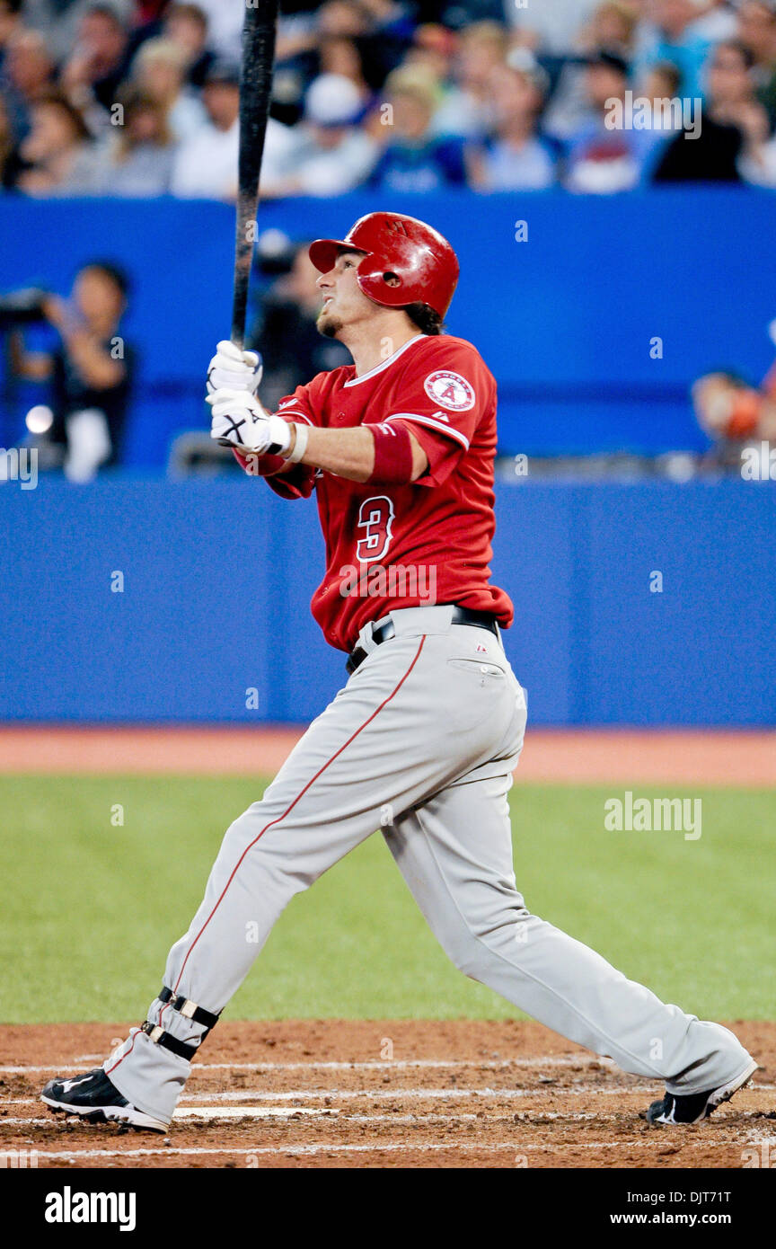 Apr. 18, 2010 - Toronto, Ontario, Canada - 18 Aprile 2010: Los Angeles Angeli terzo baseman Brandon legno (3) è visto guardare la pallina dopo la fuoruscita durante l'azione di gioco contro il Toronto Blue Jays. Gli angeli sconfitto il Blue Jays 3-1 presso il Rogers Centre di Toronto, Ontario. (Credito Immagine: © Adrian Gauthier/Southcreek globale/ZUMApress.com) Foto Stock