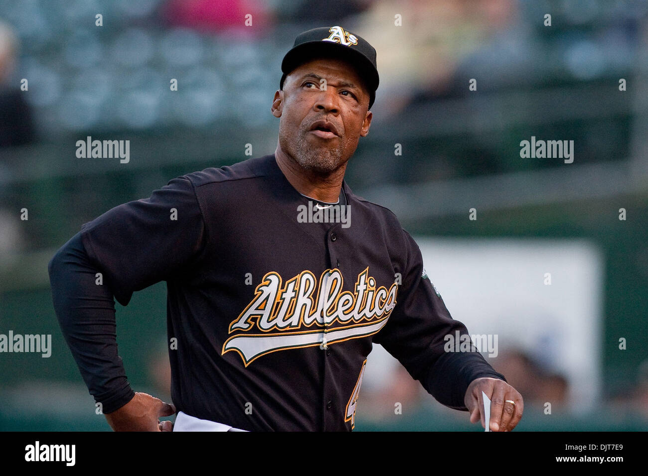 Oakland, in California. - Oakland banco atletica Coach Tye Waller (46) durante l'azione di gioco di venerdì al Oakland-Alameda County Coliseum. La Oakland Athletics sconfitto Cleveland Indians 10-0. (Credito Immagine: © Konsta Goumenidis/Southcreek globale/ZUMApress.com) Foto Stock