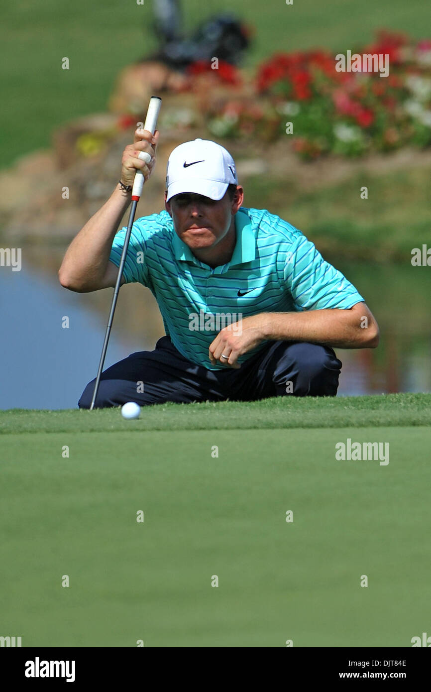 Justin Leonard linee fino il suo putt sul diciottesimo verde durante l'HP Byron Nelson Championship a TPC Four Seasons Resort Las Colinas in Irving, Texas (credito Immagine: © Patrick Green/Southcreek globale/ZUMApress.com) Foto Stock