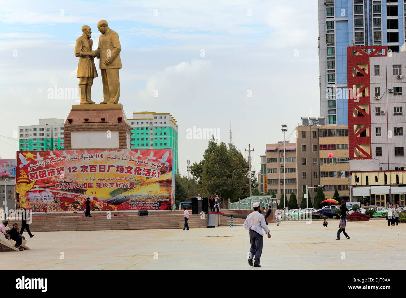 Kurban Tulum e il Presidente Mao Zedong monumento, Unità quadrate, Hotan, Prefettura di Hotan, Xinjiang Uyghur Regione autonoma, Cina Foto Stock