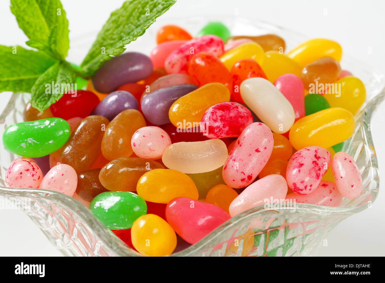 Un assortimento di Jelly Beans in una ciotola di vetro Foto Stock