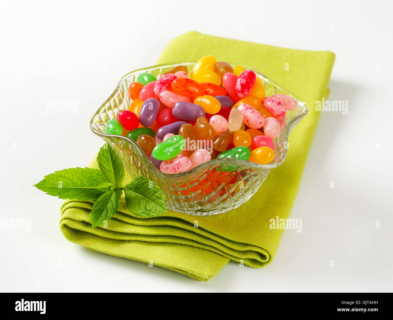 Un assortimento di Jelly Beans in una ciotola di vetro Foto Stock