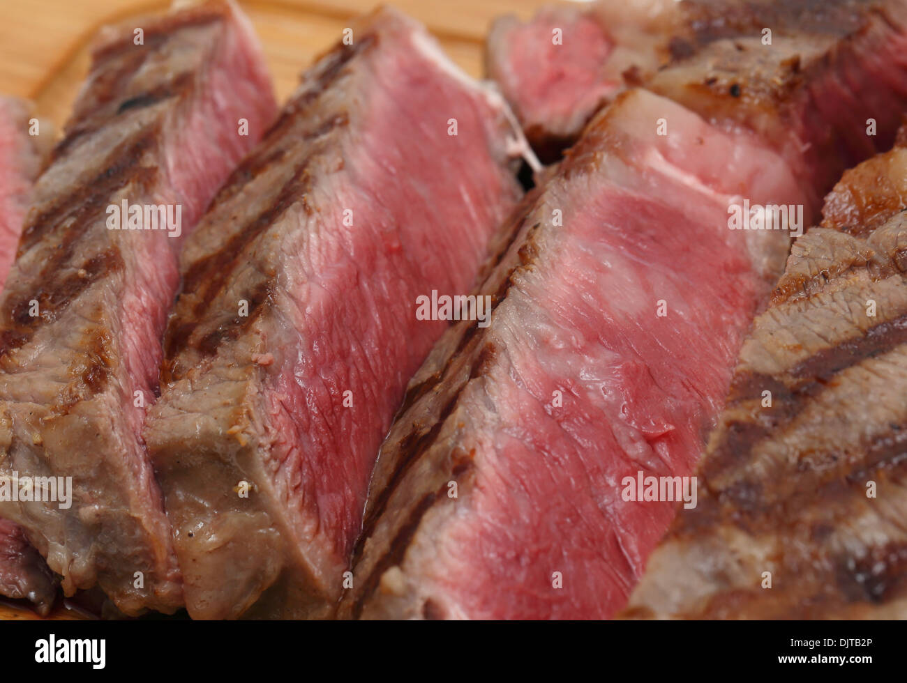 Ppartly-tagliato a fette grigliate di carne di manzo wagyu ribeye vista laterale, close-up Foto Stock