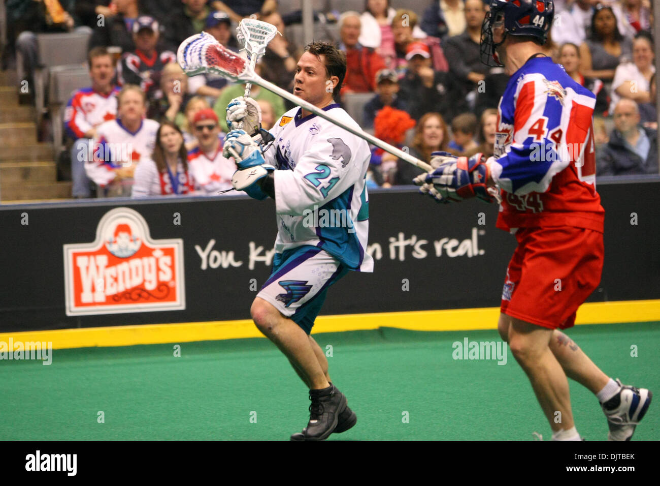 Rochester Knighthawks pirata informatico Kevin ammende (21) carica il net come Toronto Rock defenceman Stephen trasformata per forte gradiente (44) dà chase durante un gioco di lacrosse a Air Canada Centre di Toronto. (Credito Immagine: © Anson appeso/Southcreek globale/ZUMApress.com) Foto Stock