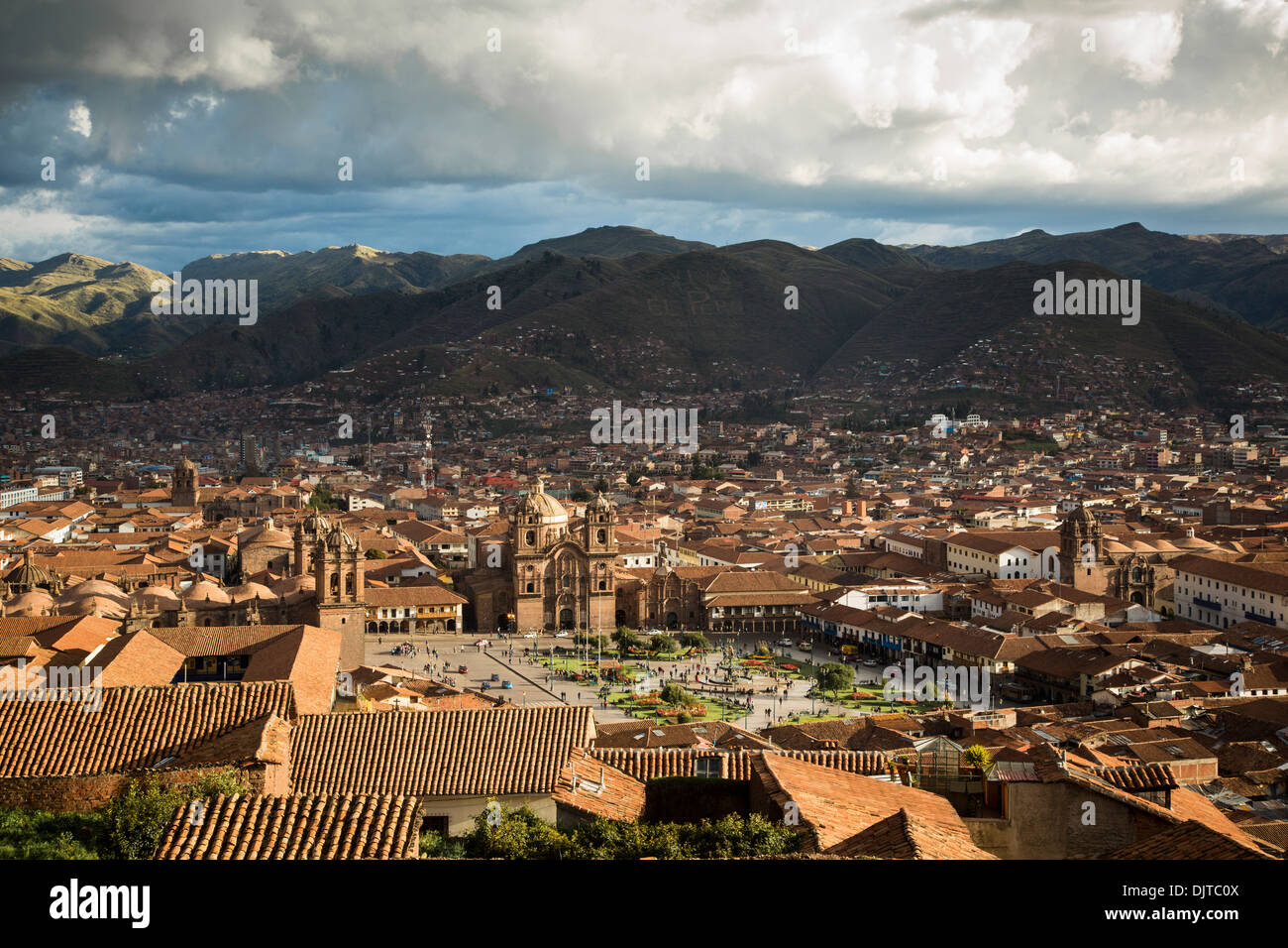 Vista in elevazione su Cusco e Plaza de Armas, Cuzco, Perù. Foto Stock