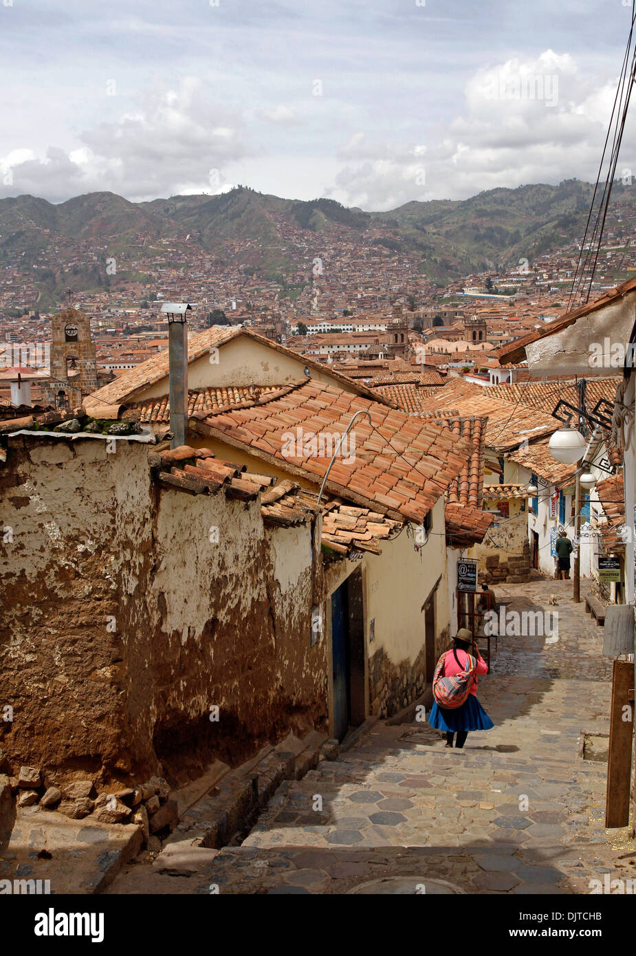 Scena di strada a San Blas quartiere con una vista sui tetti di Cuzco, Perù. Foto Stock