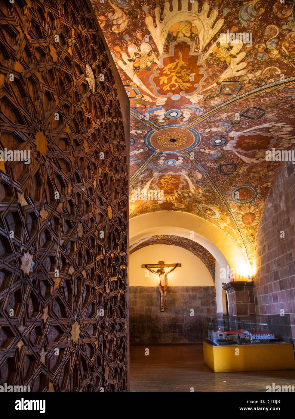 Il restaurato del XVII secolo porta di ingresso alla chiesa di Santo Domingo a Qorikancha, Cuzco, Perù. Foto Stock