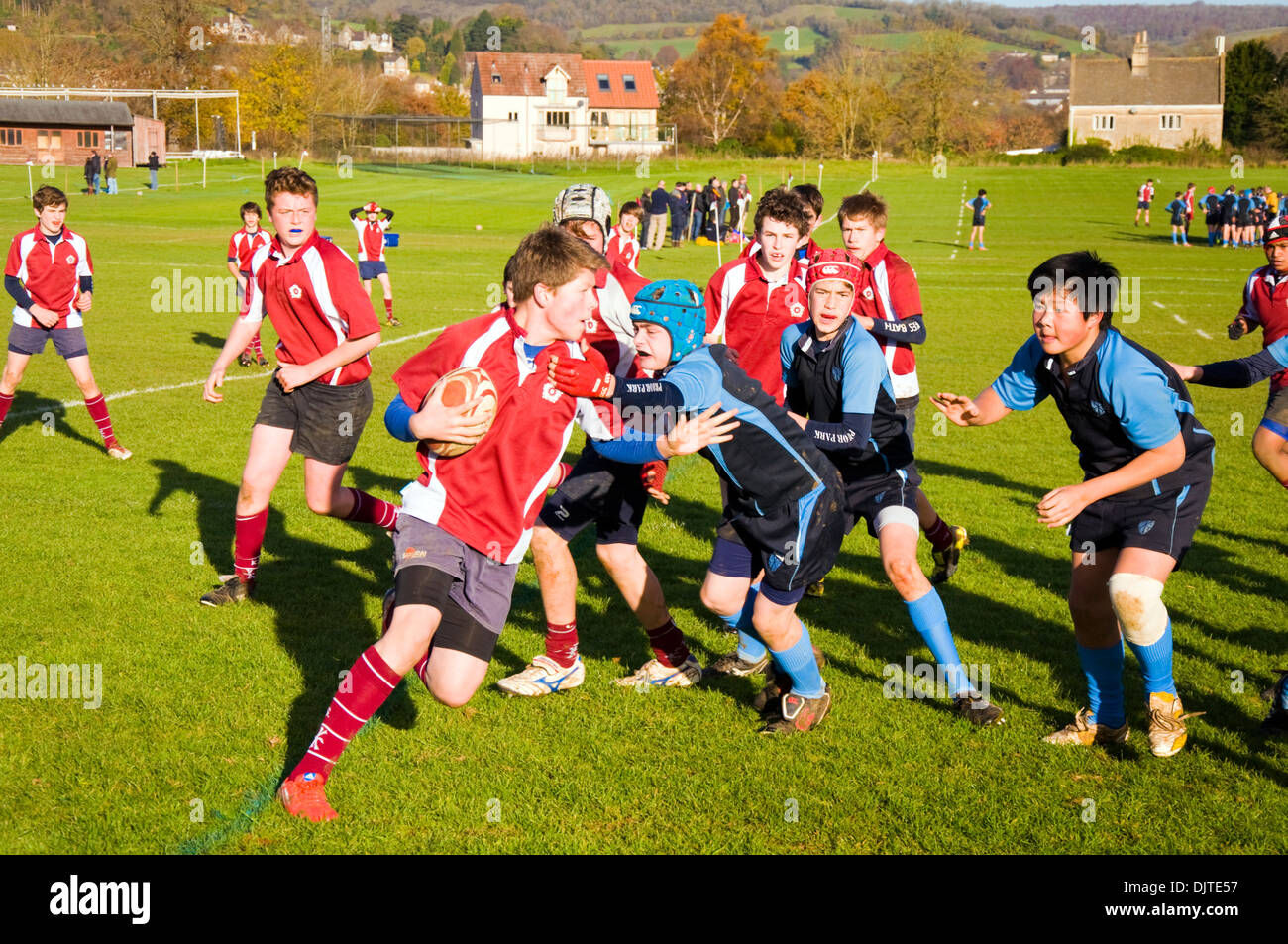 Al di sotto dei 14 anni di scuola vecchia partita di rugby King Edwards Scuola contro la prima scuola del Parco in Bathampton campi da gioco vicino a Bath Somerset Foto Stock