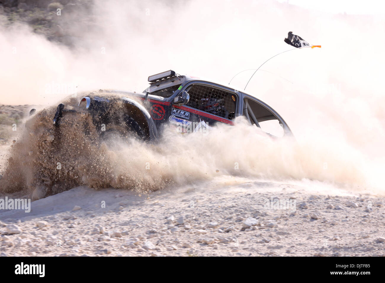 Marzo 27, 2010 La classe 11, stock Volkswagen Beatle, di Richard Nichols (#1102) emerge dalla polvere con limo e rocce cascading dalla parte anteriore del suo " Bug'' come egli esce da un enorme foro durante la concorrenza nel russare, menta 400 off-road race al di fuori di Las Vegas in Nevada. (Credito Immagine: © Mike Ingalsbee/Southcreek globale/ZUMApress.com) Foto Stock