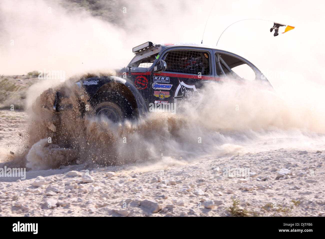 Marzo 27, 2010 La classe 11, stock Volkswagen Beatle, di Richard Nichols (#1102) emerge dalla polvere con limo e rocce cascading dalla parte anteriore del suo " Bug'' come egli esce da un enorme foro durante la concorrenza nel russare, menta 400 off-road race al di fuori di Las Vegas in Nevada. (Credito Immagine: © Mike Ingalsbee/Southcreek globale/ZUMApress.com) Foto Stock