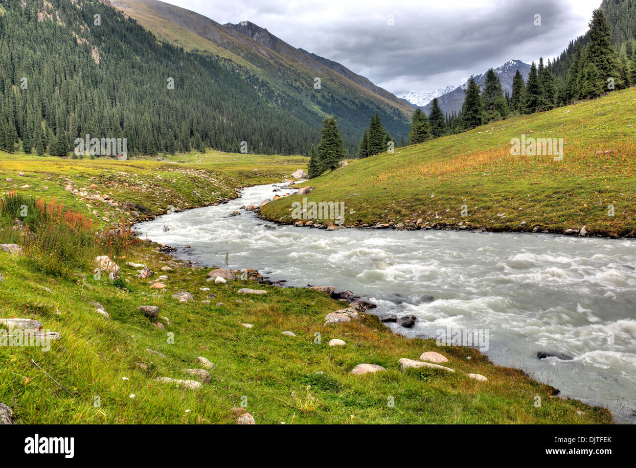Altyn Arashan fiume e valle, Issyk Kul oblast, Kirghizistan Foto Stock