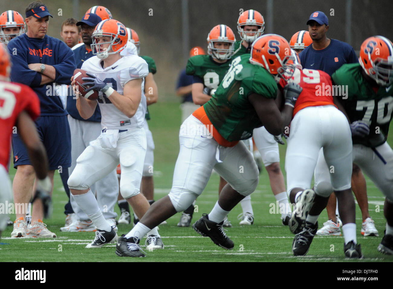 07 2010: Siracusa quarterback Ryan Nassib (12) diventa cieco protezione laterale mentre in tasca durante la squadra Trapani all'Orange pratica di gioco del calcio a Schwartzwalder-Katz campi pratica in Syracuse, New York. (Credito Immagine: © Michael Johnson/Southcreek globale/ZUMApress.com) Foto Stock