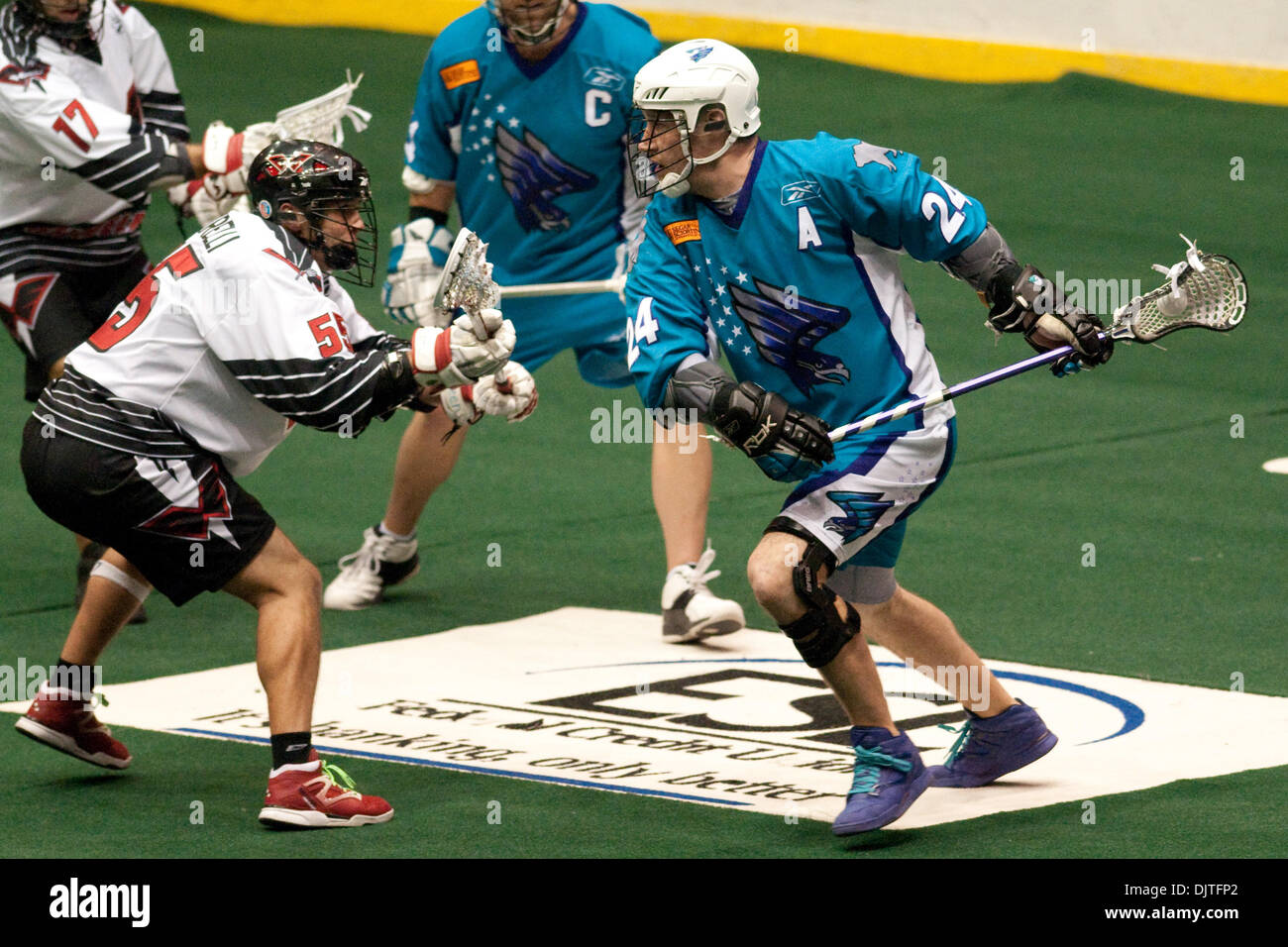 Rochester Knighthawks avanti John Grant Jr.(#24) è contestata da Philadelphia Ali defender Steve Panarelli (#55) in un gioco al Blue Cross Arena di Rochester, New York. Rochester ha vinto il gioco 15-12. (Credito Immagine: © Mark Konezny/Southcreek globale/ZUMApress.com) Foto Stock