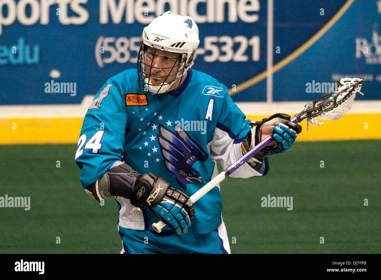 Rochester Knighthawks avanti John Grant Jr.(#24) in azione durante una partita contro le ali di Philadelphia all'Arena Blue Cross a Rochester, New York. Rochester ha vinto il gioco 15-12. (Credito Immagine: © Mark Konezny/Southcreek globale/ZUMApress.com) Foto Stock