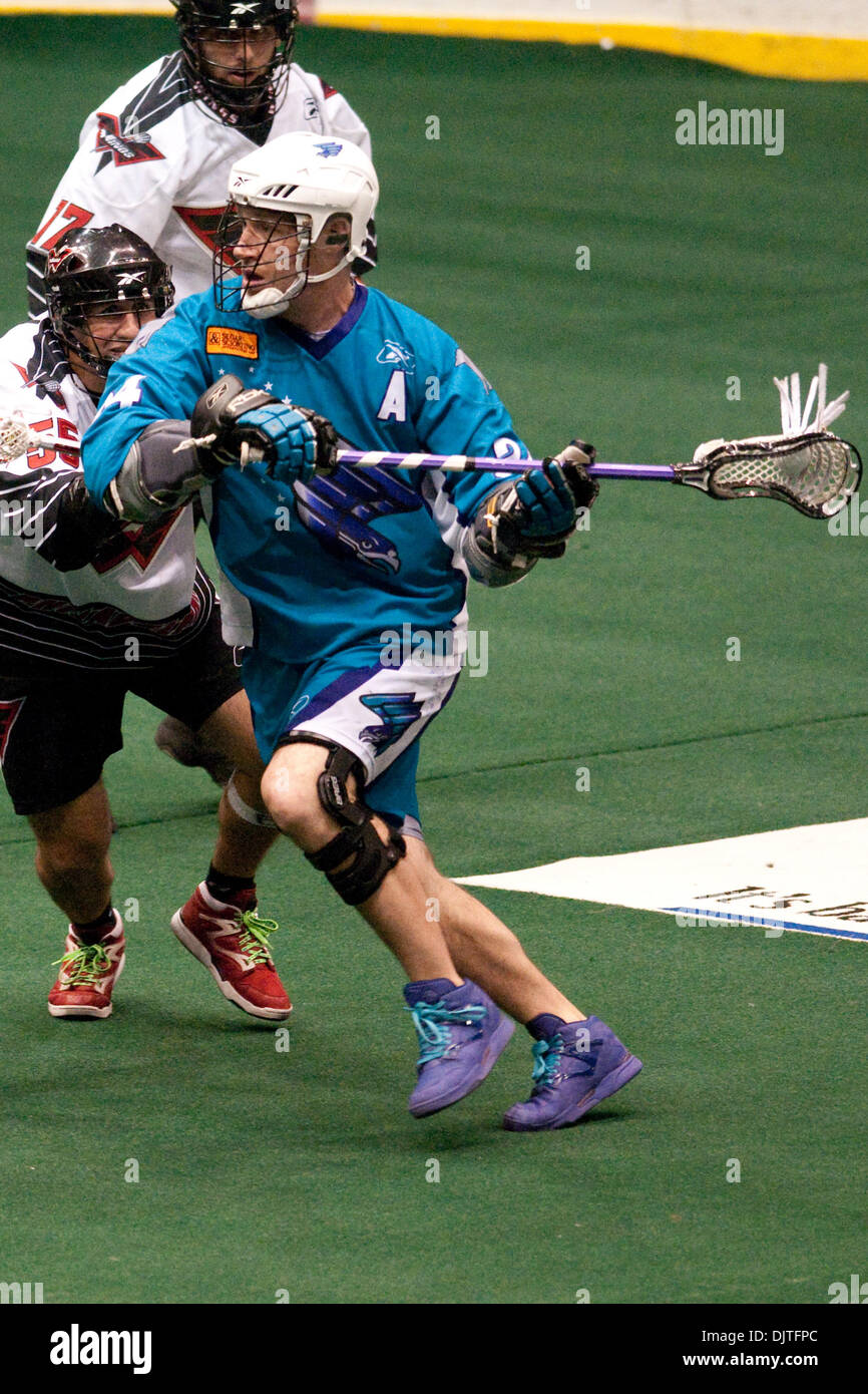 Rochester Knighthawks avanti John Grant Jr.(#24) è contestata da Philadelphia Ali defender Steve Panarelli (#55) in un gioco al Blue Cross Arena di Rochester, New York. Rochester ha vinto il gioco 15-12. (Credito Immagine: © Mark Konezny/Southcreek globale/ZUMApress.com) Foto Stock