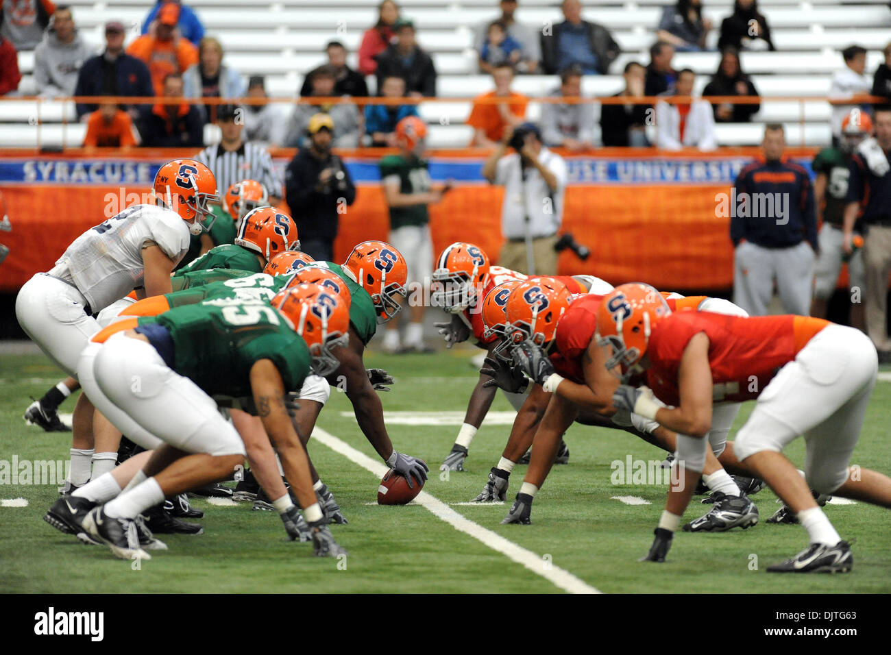 17 2010: il siracusano offensiva e difensiva della linea le linee fino a iniziare la molla arancione del gioco del calcio presso il Carrier Dome in Syracuse, New York. (Credito Immagine: © Michael Johnson/Southcreek globale/ZUMApress.com) Foto Stock