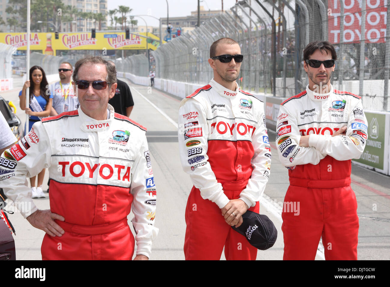 Da sinistra a destra) pilota professionista Steve Millen, BMX star Jamie Bestwick e attore Keanu Reeves sulla griglia davanti alla Toyota di celebrità in gara la Toyota Grand Prix di Long Beach. (Credito Immagine: © Mike Ingalsbee/Southcreek globale/ZUMApress.com) Foto Stock