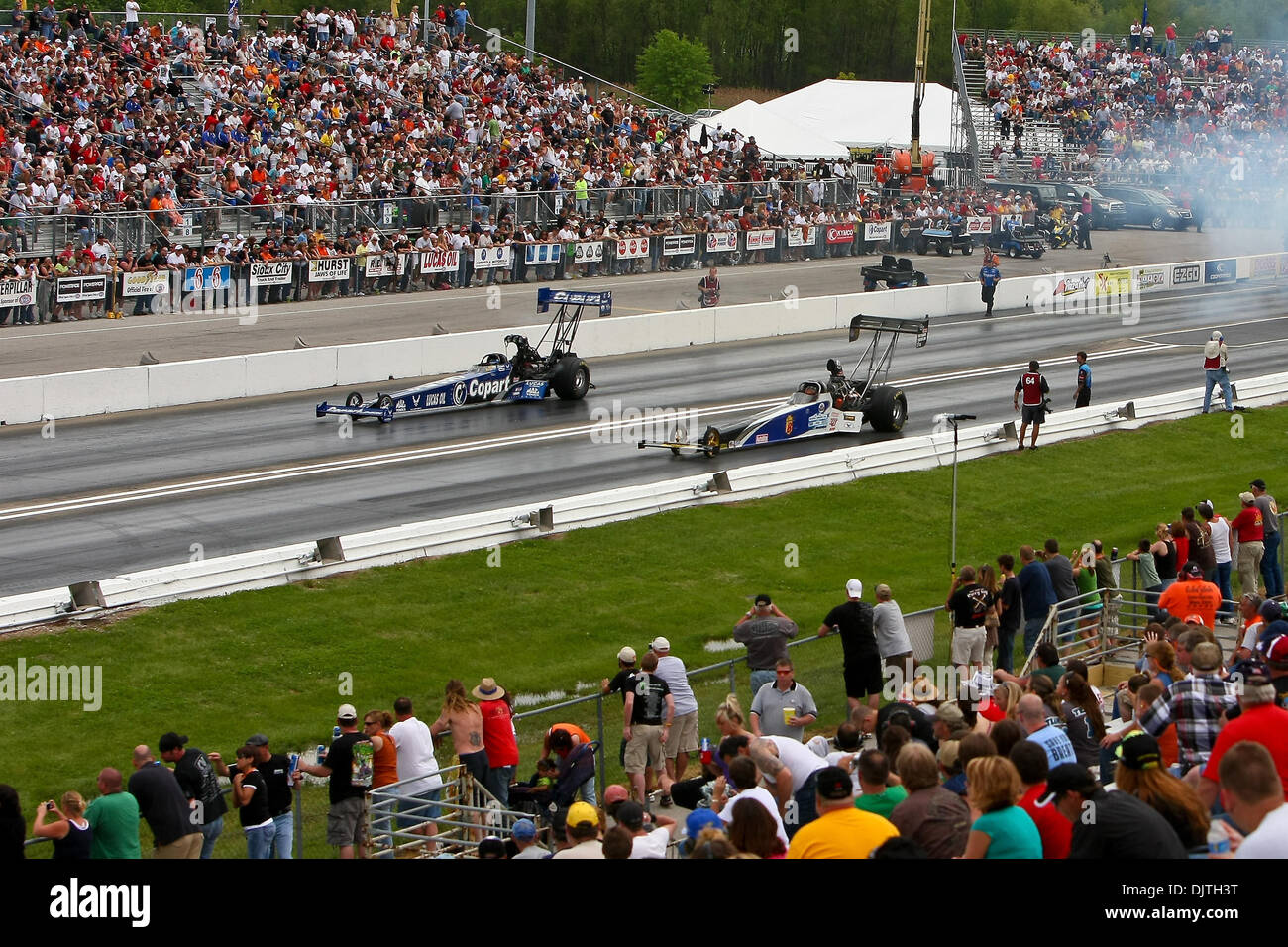 2 Maggio 2010: spettatori pack i cavalletti a guardare la finale di eliminazioni presso l'assicurazione AAA NHRA Midwest cittadini a livello Gateway International Raceway in Madison, Illinois. Credito - Scott Kane / Southcreek globale. (Credito Immagine: © Scott Kane/Southcreek globale/ZUMApress.com) Foto Stock