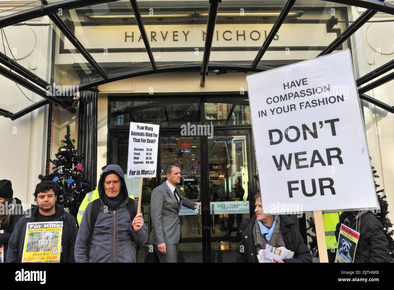 Knightsbridge di Londra, Regno Unito. Il 30 novembre 2013. Campagna per abolire il commercio di pellicce (CAFT) manifestanti stare fuori da Harvey Nichols tenendo striscioni e cartelloni. Credito: Matteo Chattle/Alamy Live News Foto Stock