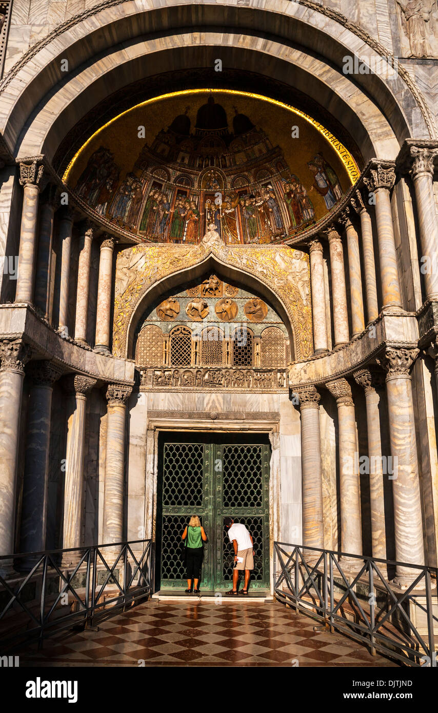 Uno degli ingressi alla Basilica di San Marco, Piazzetta San Marco, Venezia, Veneto, Italia. Foto Stock