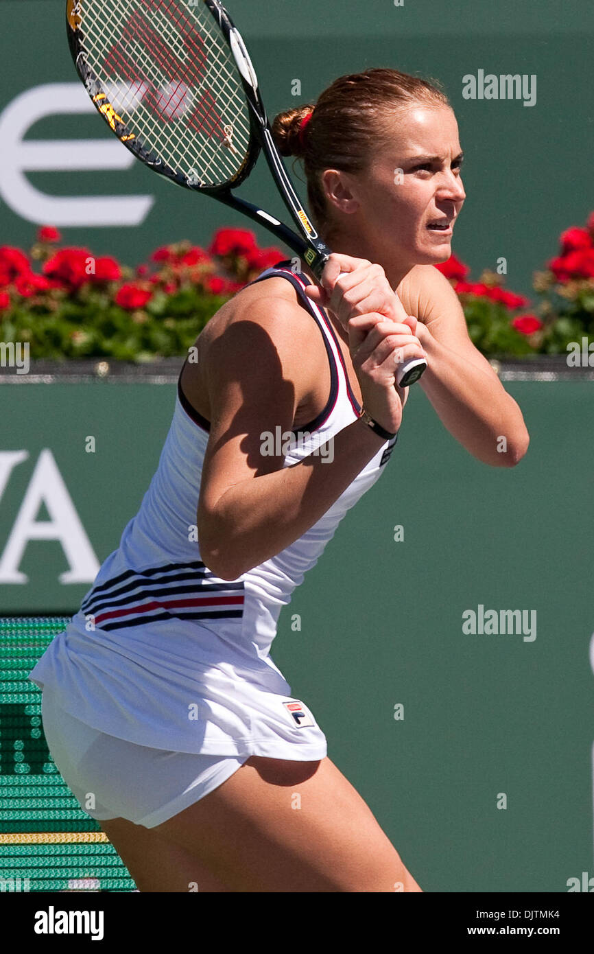 Karolina SPREM (CRO) - in primo piano in bianco - nella sua partita contro Shenay PERRY (USA) al 2010 BNP Paribas Open svoltasi presso l'Indian Wells Tennis Garden di Indian Wells, California. Karolina SPREM sconfitto Shenay PERRY 6-2, 4-6, 6-3. (Credito Immagine: © Gerry Maceda/Southcreek globale/ZUMApress.com) Foto Stock