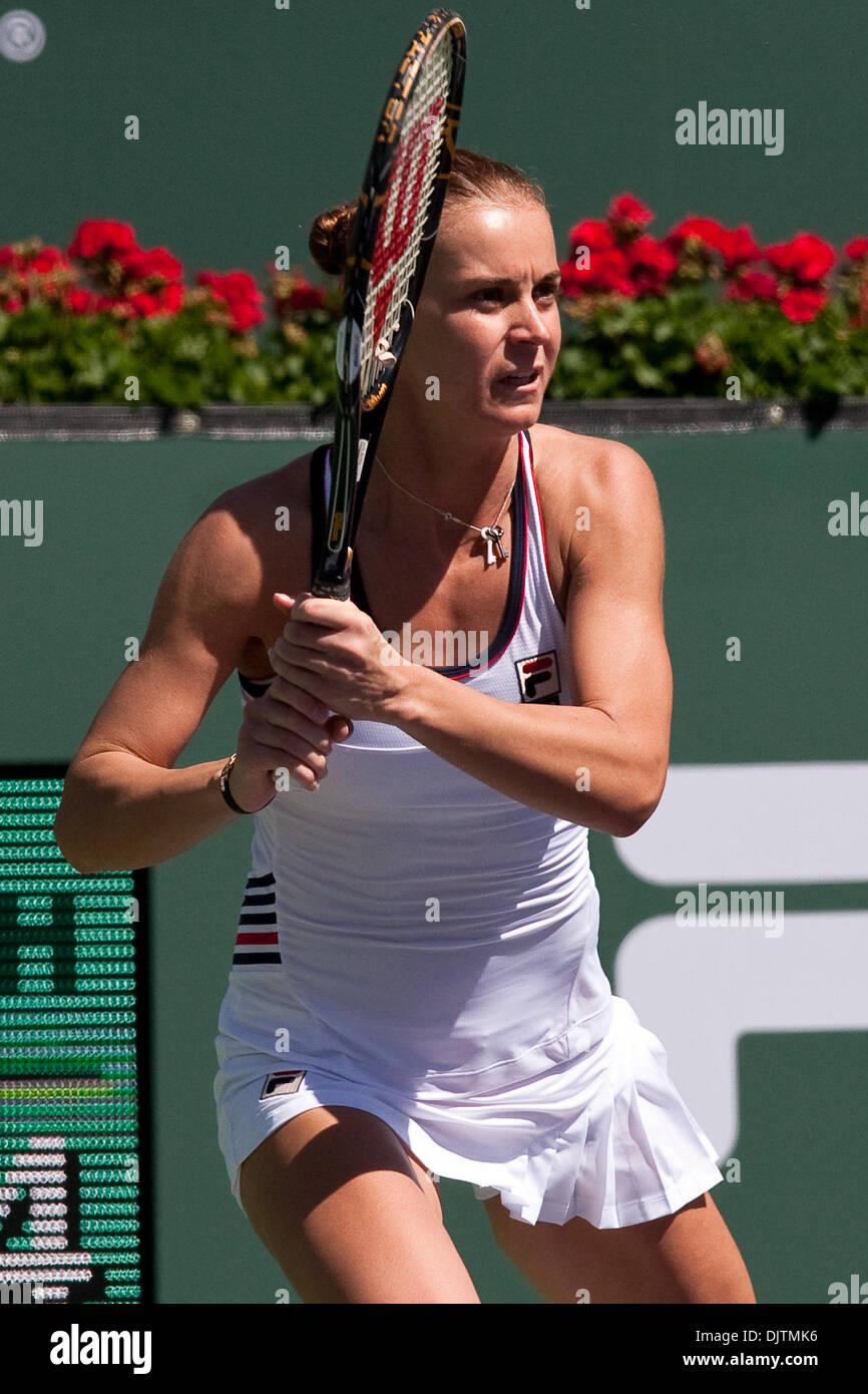 Karolina SPREM (CRO) - in primo piano in bianco - nella sua partita contro Shenay PERRY (USA) al 2010 BNP Paribas Open svoltasi presso l'Indian Wells Tennis Garden di Indian Wells, California. Karolina SPREM sconfitto Shenay PERRY 6-2, 4-6, 6-3. (Credito Immagine: © Gerry Maceda/Southcreek globale/ZUMApress.com) Foto Stock