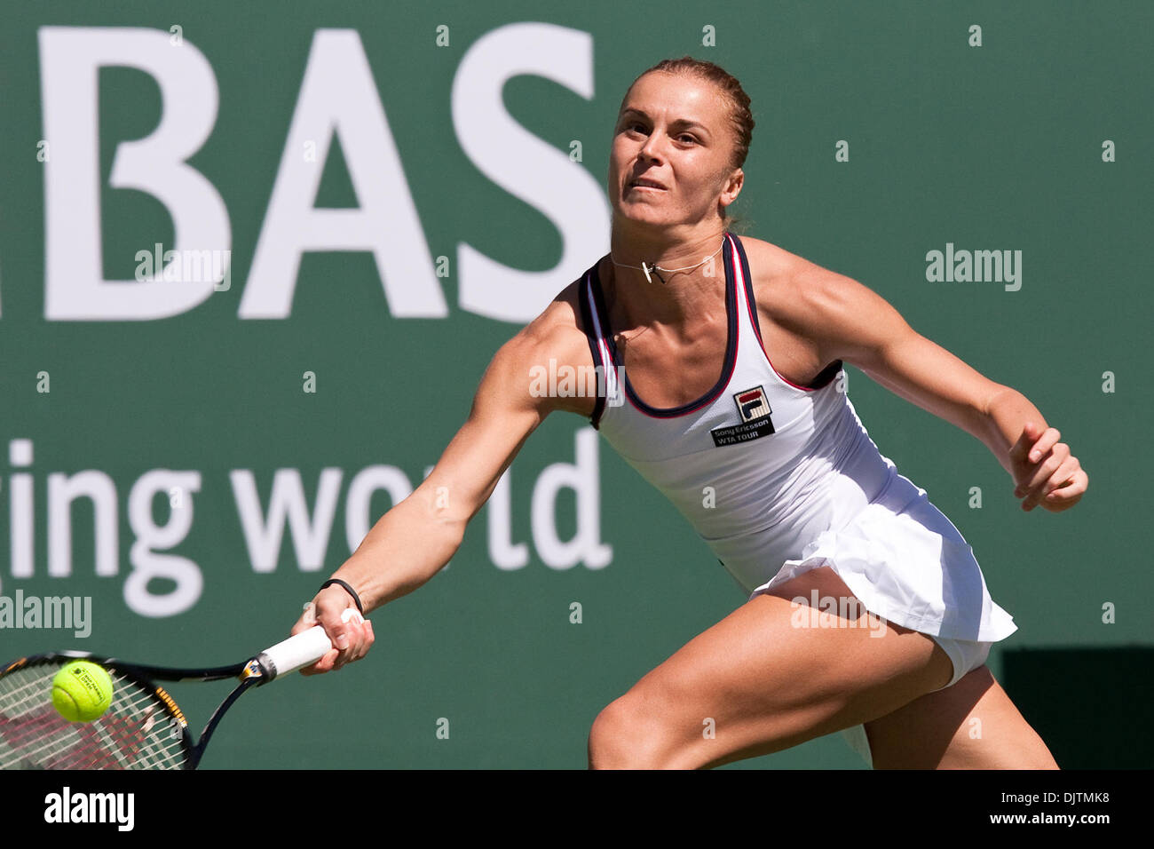 Karolina SPREM (CRO) - in primo piano in bianco - nella sua partita contro Shenay PERRY (USA) al 2010 BNP Paribas Open svoltasi presso l'Indian Wells Tennis Garden di Indian Wells, California. Karolina SPREM sconfitto Shenay PERRY 6-2, 4-6, 6-3. (Credito Immagine: © Gerry Maceda/Southcreek globale/ZUMApress.com) Foto Stock