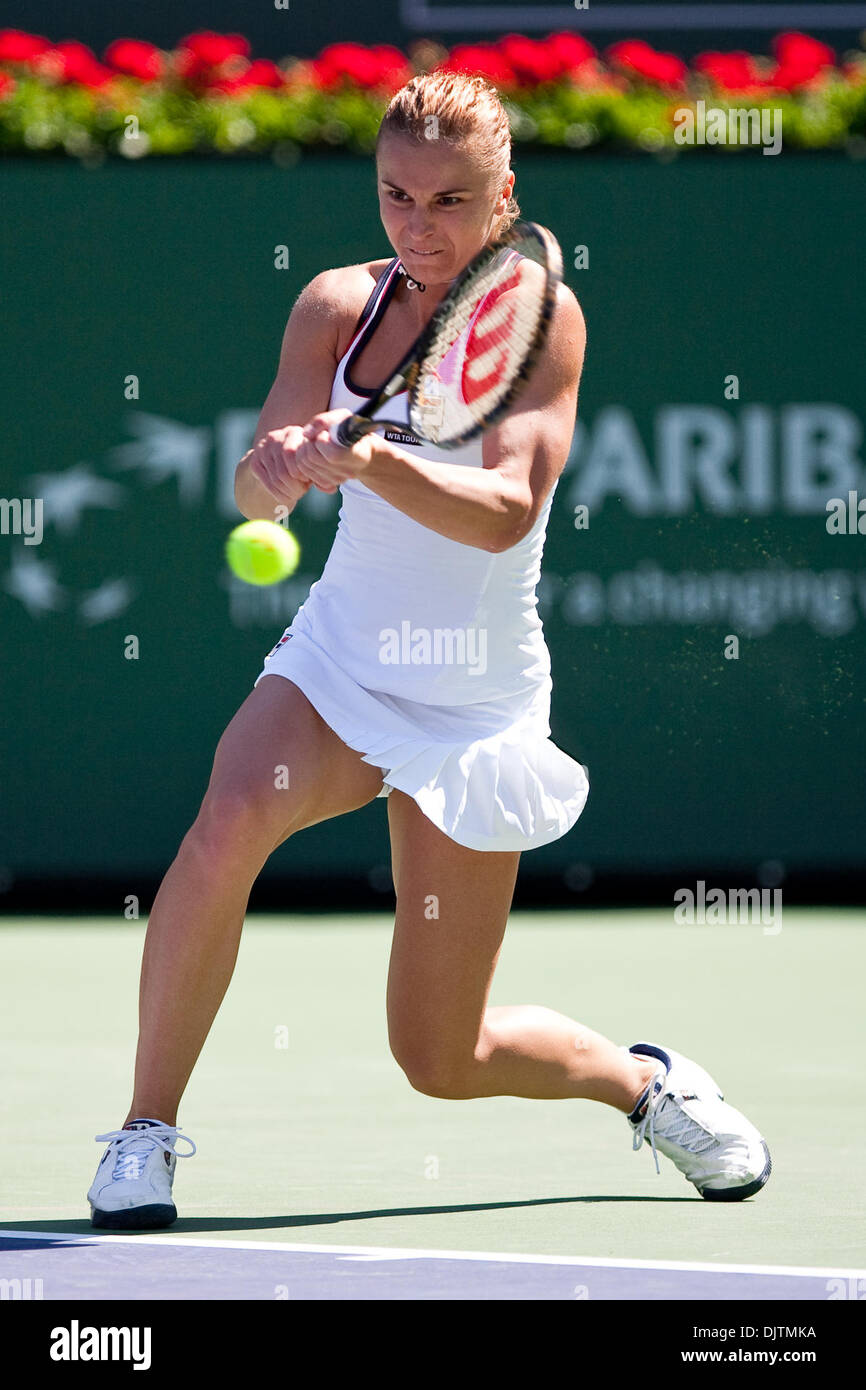 Karolina SPREM (CRO) - in primo piano in bianco - nella sua partita contro Shenay PERRY (USA) al 2010 BNP Paribas Open svoltasi presso l'Indian Wells Tennis Garden di Indian Wells, California. Karolina SPREM sconfitto Shenay PERRY 6-2, 4-6, 6-3. (Credito Immagine: © Gerry Maceda/Southcreek globale/ZUMApress.com) Foto Stock