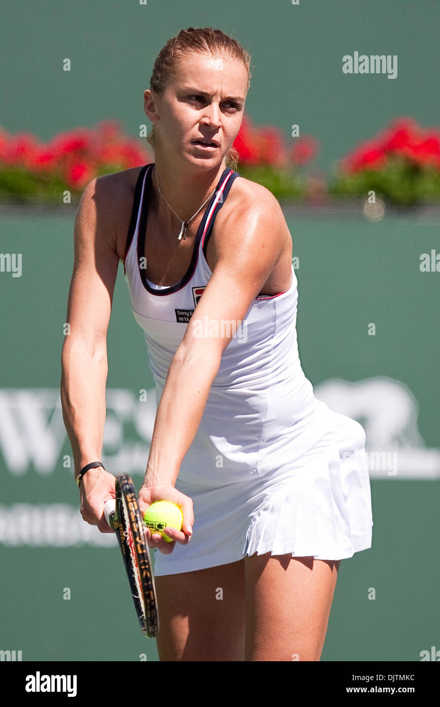 Karolina SPREM (CRO) - in primo piano in bianco - nella sua partita contro Shenay PERRY (USA) al 2010 BNP Paribas Open svoltasi presso l'Indian Wells Tennis Garden di Indian Wells, California. Karolina SPREM sconfitto Shenay PERRY 6-2, 4-6, 6-3. (Credito Immagine: © Gerry Maceda/Southcreek globale/ZUMApress.com) Foto Stock
