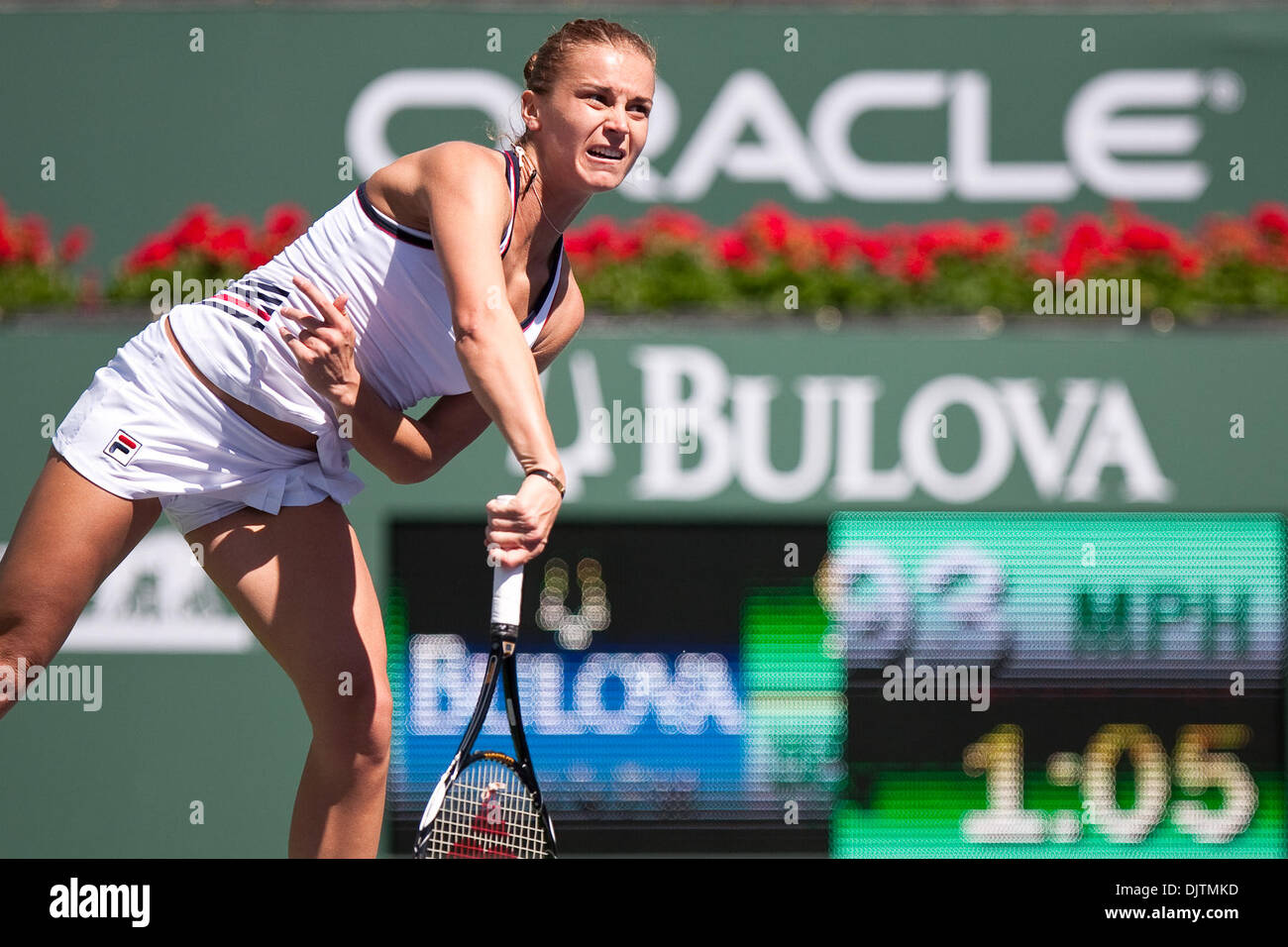 Karolina SPREM (CRO) - in primo piano in bianco - nella sua partita contro Shenay PERRY (USA) al 2010 BNP Paribas Open svoltasi presso l'Indian Wells Tennis Garden di Indian Wells, California. Karolina SPREM sconfitto Shenay PERRY 6-2, 4-6, 6-3. (Credito Immagine: © Gerry Maceda/Southcreek globale/ZUMApress.com) Foto Stock