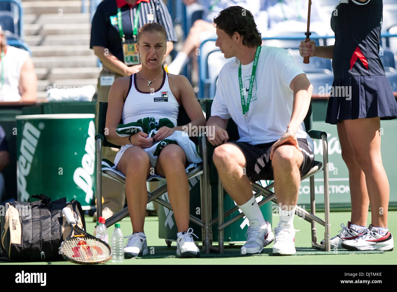 Karolina SPREM (CRO) - in primo piano in bianco - nella sua partita contro Shenay PERRY (USA) al 2010 BNP Paribas Open svoltasi presso l'Indian Wells Tennis Garden di Indian Wells, California. Karolina SPREM sconfitto Shenay PERRY 6-2, 4-6, 6-3. (Credito Immagine: © Gerry Maceda/Southcreek globale/ZUMApress.com) Foto Stock