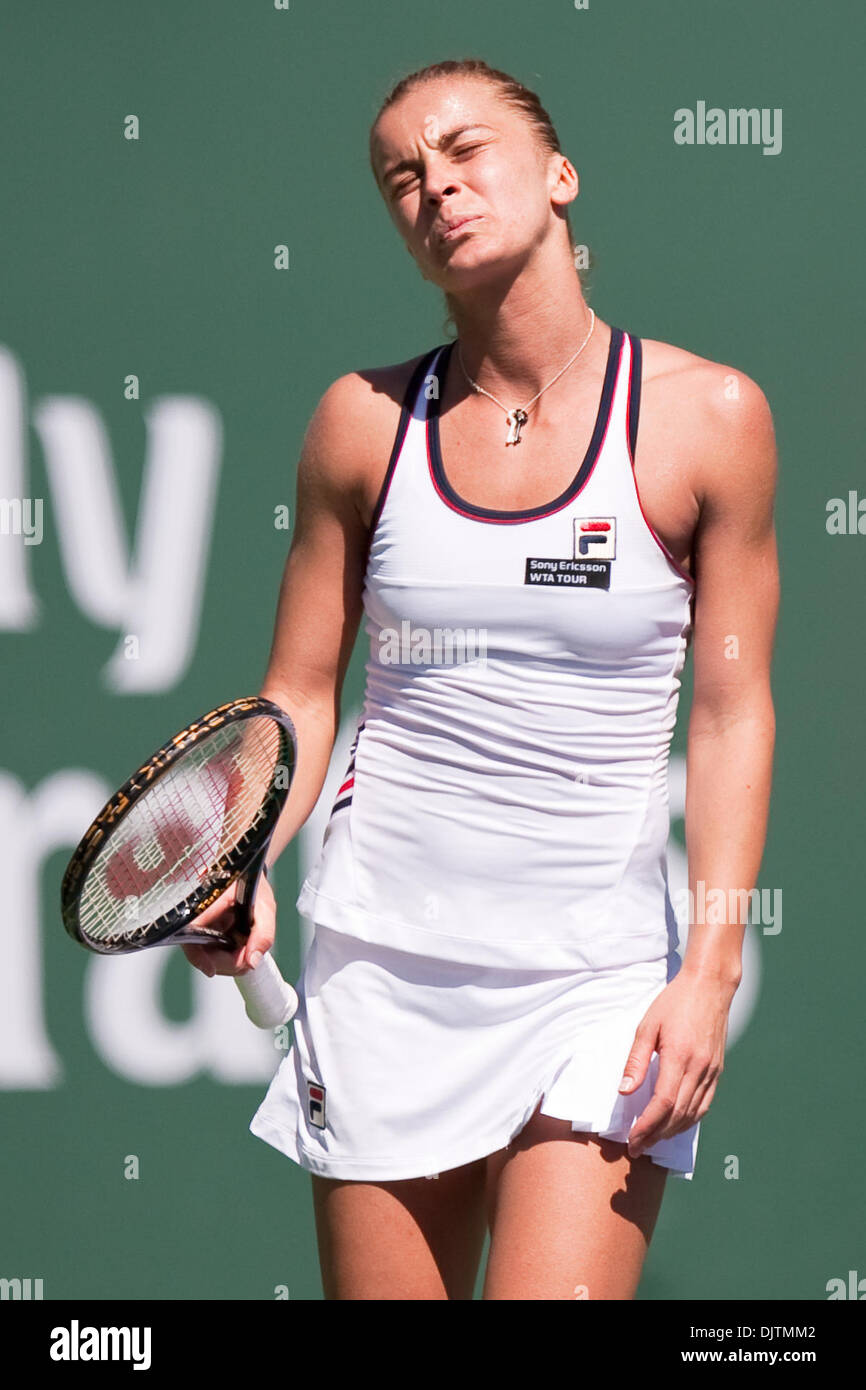Karolina SPREM (CRO) - in primo piano in bianco - nella sua partita contro Shenay PERRY (USA) al 2010 BNP Paribas Open svoltasi presso l'Indian Wells Tennis Garden di Indian Wells, California. Karolina SPREM sconfitto Shenay PERRY 6-2, 4-6, 6-3. (Credito Immagine: © Gerry Maceda/Southcreek globale/ZUMApress.com) Foto Stock