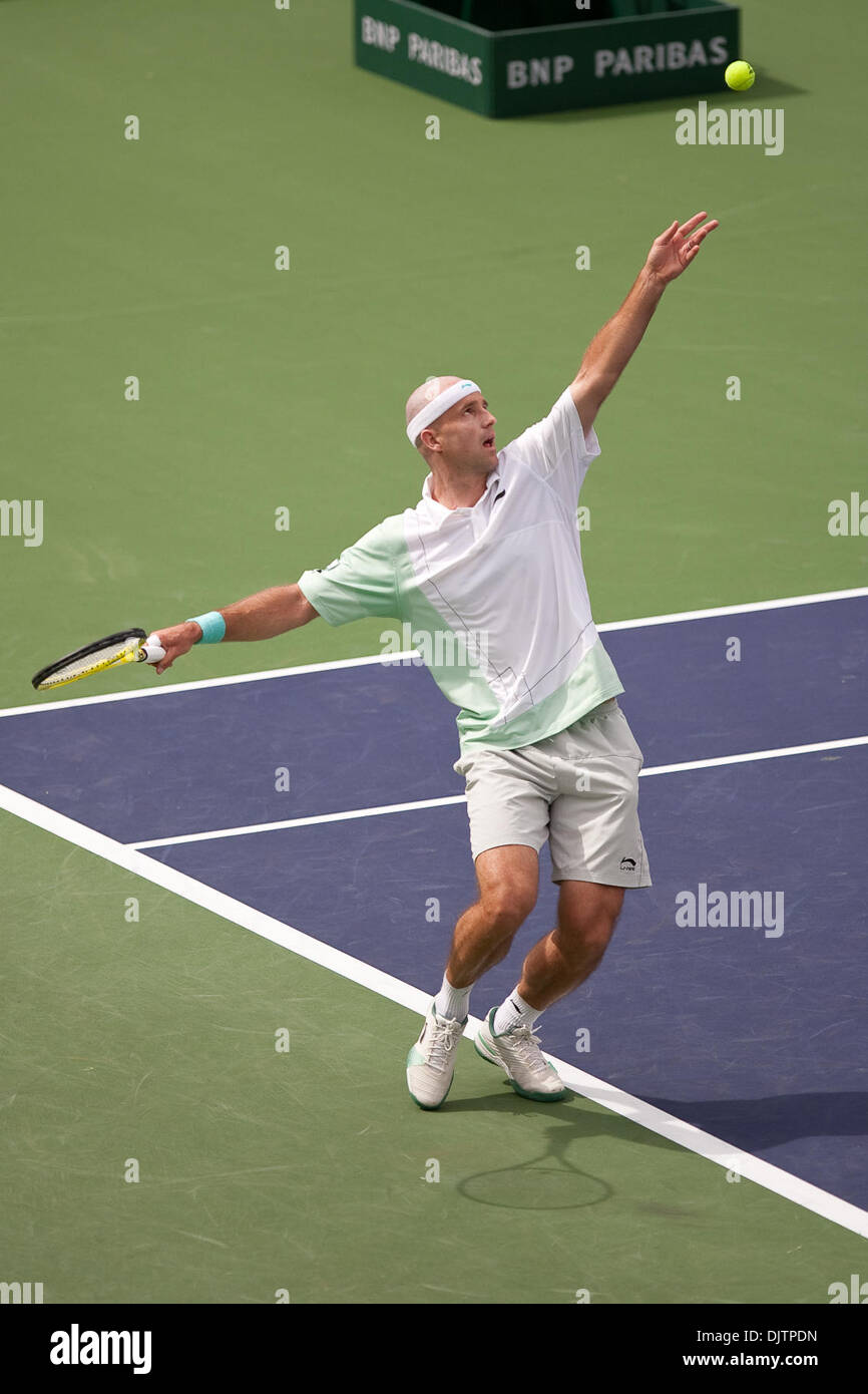 Ivan Ljubicic (CRO) serve per Andy Roddick (USA) al 2010 BNP Paribas Open svoltasi presso l'Indian Wells Tennis Garden di Indian Wells, California. No. 20 sementi Ljubicic sconfitto n. 7 seme Roddick 7-6(3), 7-6(5) (credito Immagine: © Gerry Maceda/Southcreek globale/ZUMApress.com) Foto Stock
